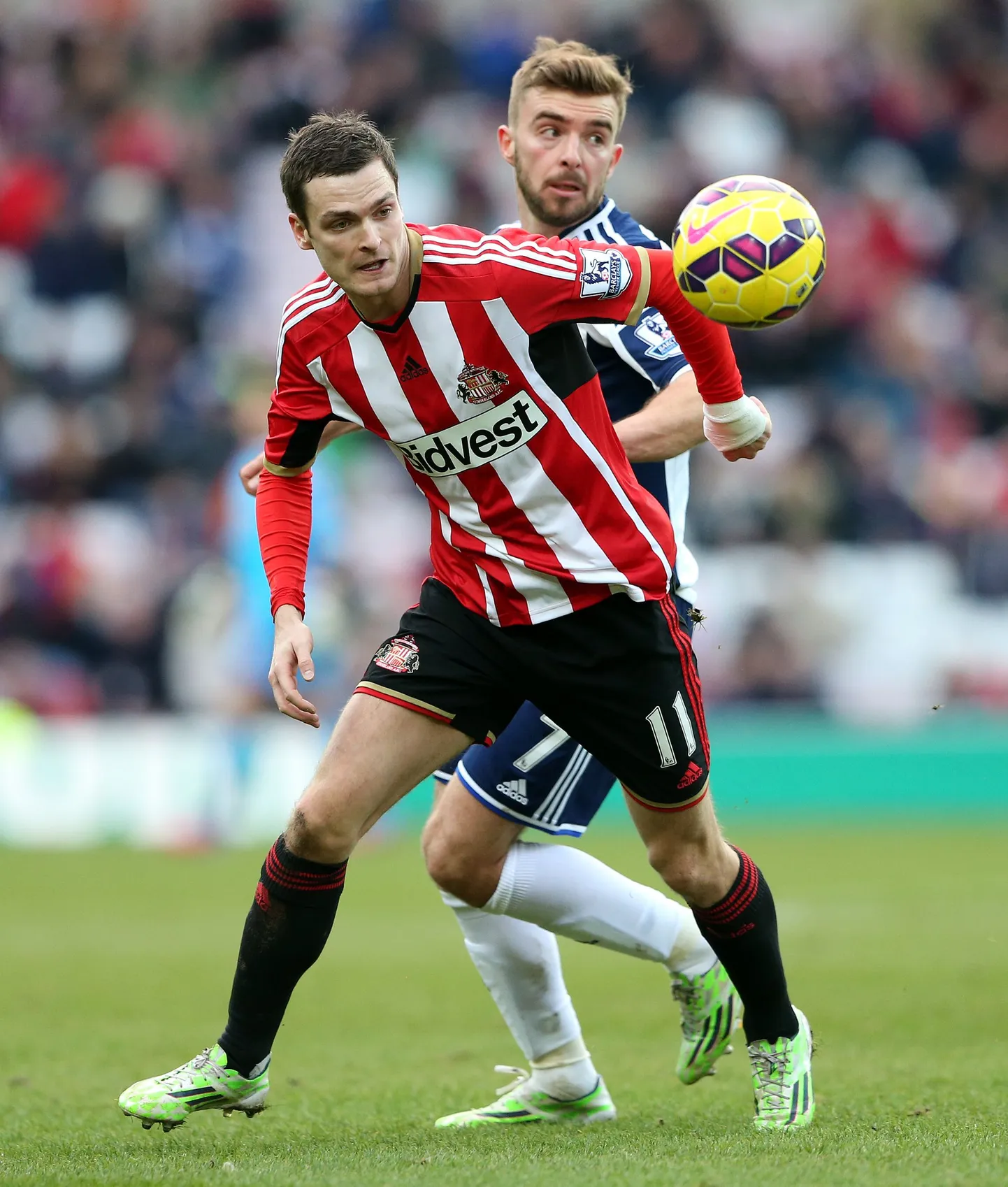Adam Johnson (esiplaanil) Sunderlandi särgis.
