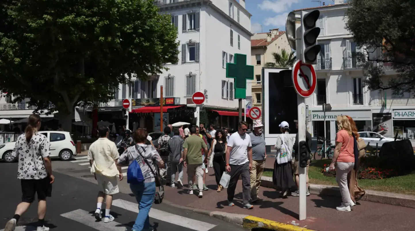 Gājēji Kannās 2025. gada 24. maijā šķērso ielu, kur nedarbojas luksofori elektroapgādes pārtraukuma dēļ