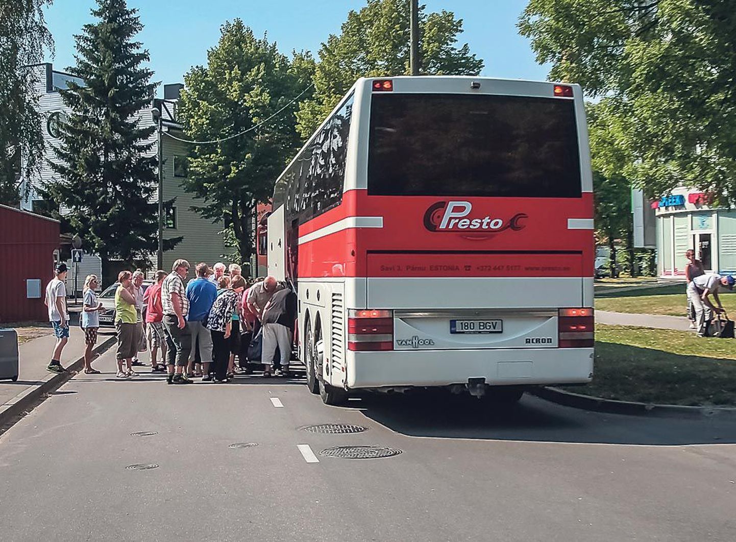 Kaks suve käisid Presto bussid Balti jaamas Moskva rongiga tulnud puhkajaid Pärnusse toomas ja tagasi rongile viimas.