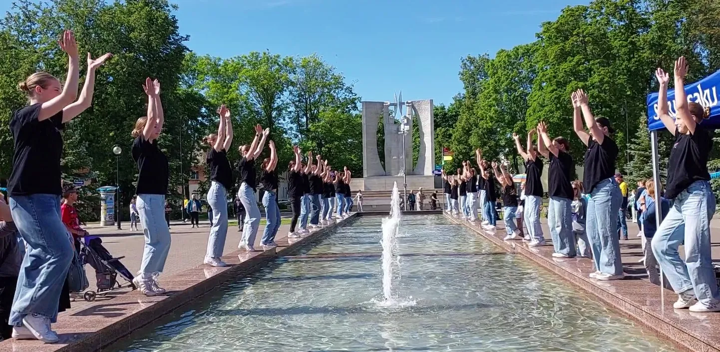 Танцоры танцевальной студии Кохтла-Ярве «Viis tähte» танцует у фонтанов на площади перед мэрией.
