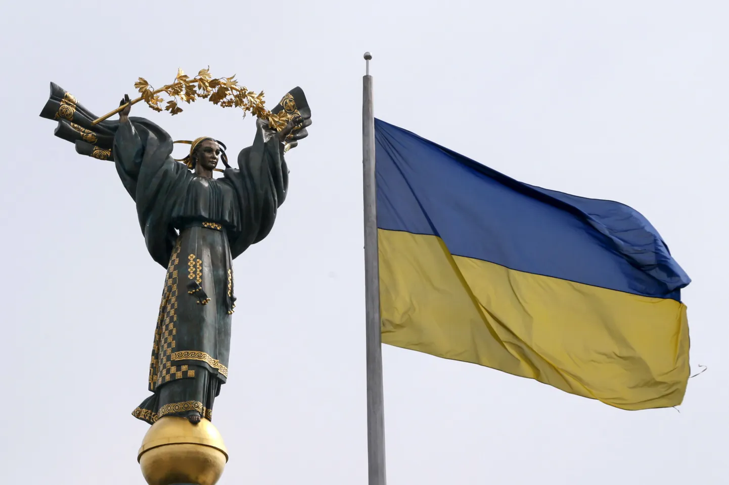 Ukraina lipp ja iseseisvuse monument