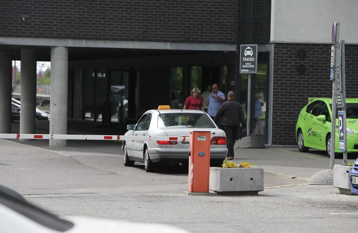 Just siin, Balti jaama juures asuvas peatuses istus tallinlane Vladimir Zaitsev taksosse ega osanud aimatagi, et teda ootab pärast Lasnamäele jõudmist nii ehmatav arve.