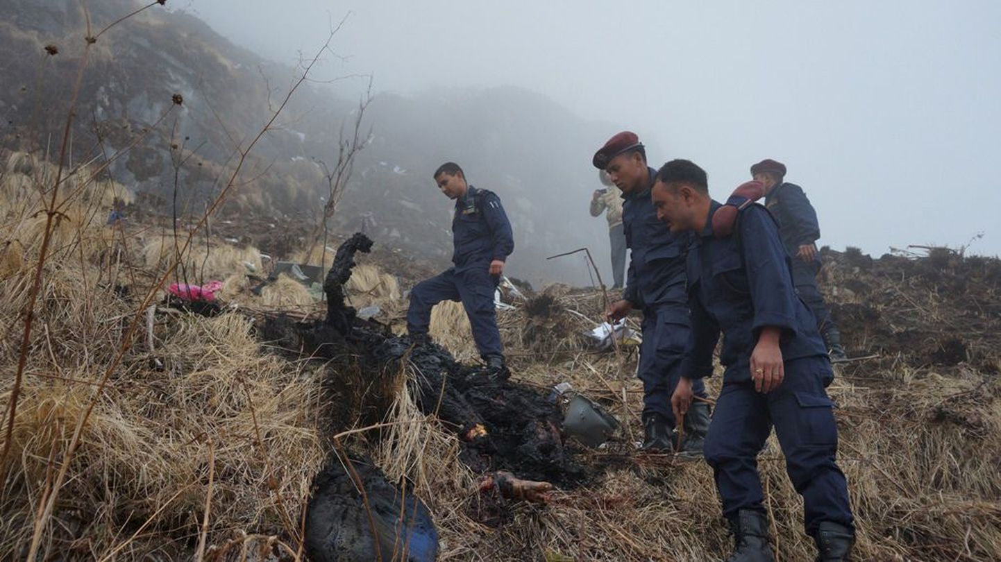 Nepali politsei sündmuskohal.Õnnetuse põhjuseks olid halvad ilmastikuolud.