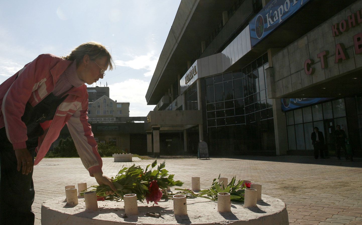 Naine toob lilli Stavropoli kultuuri- ja spordipalee juurde.