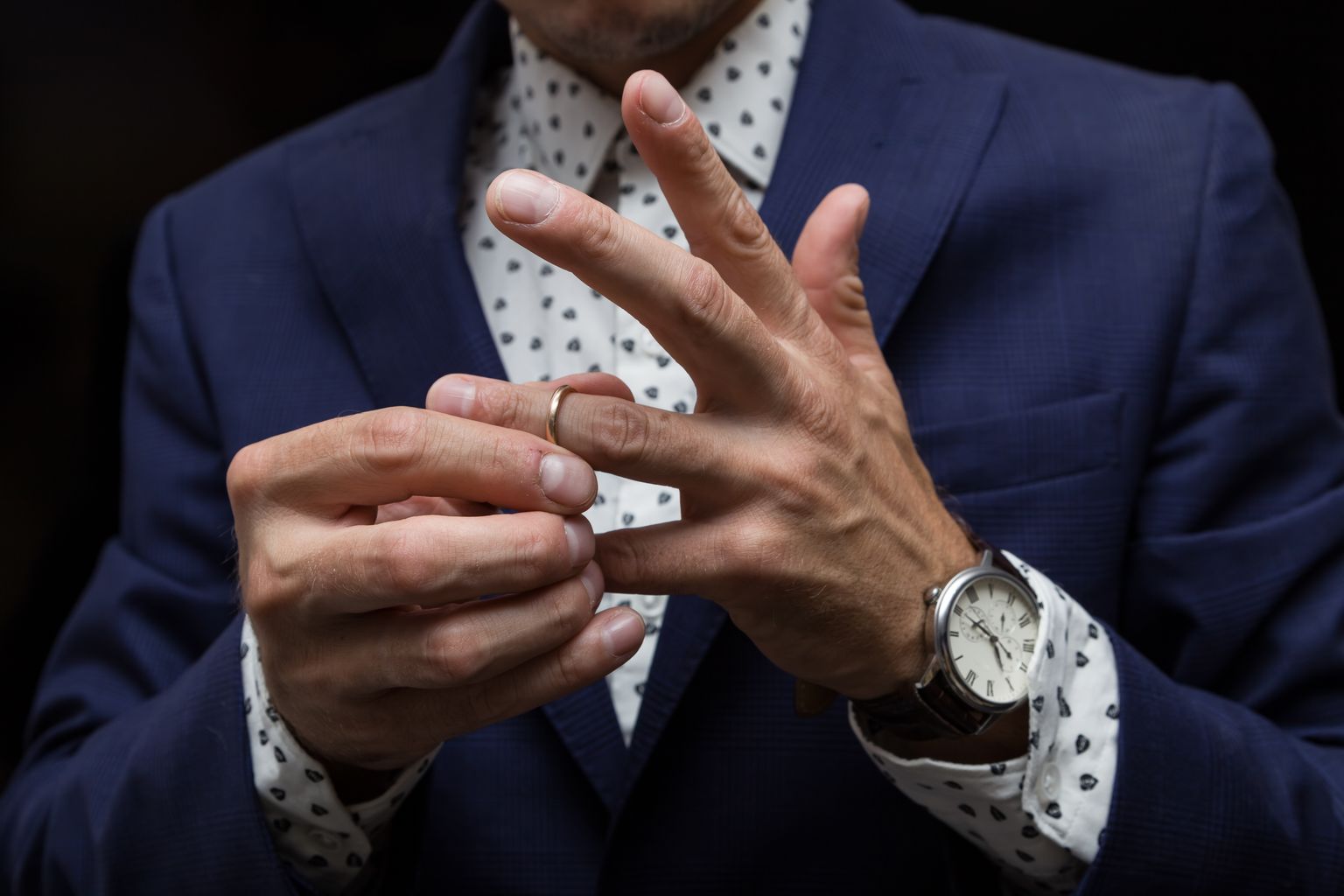 Часто мужчина снимает обручальное кольцо, чтобы казаться неженатым. Иллюстративное фото
