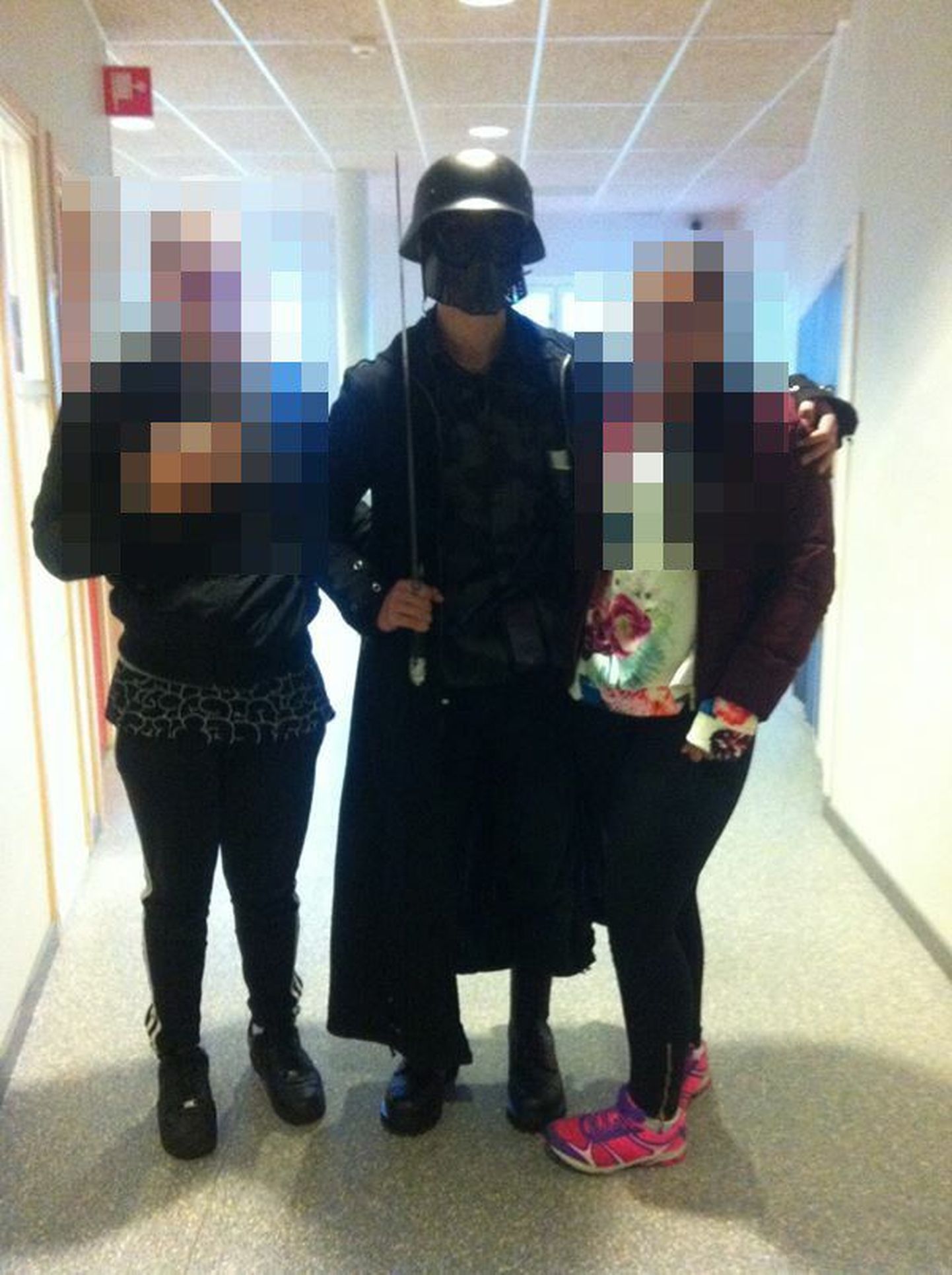 Молодой человек в маске, напавший на школу в Швеции