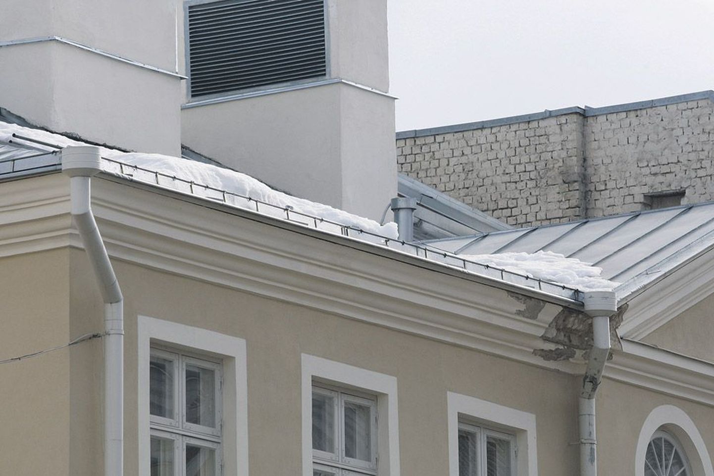 Eilseks Athena keskuse katusele jäänud lumi ja jää peaks koristatama täna.