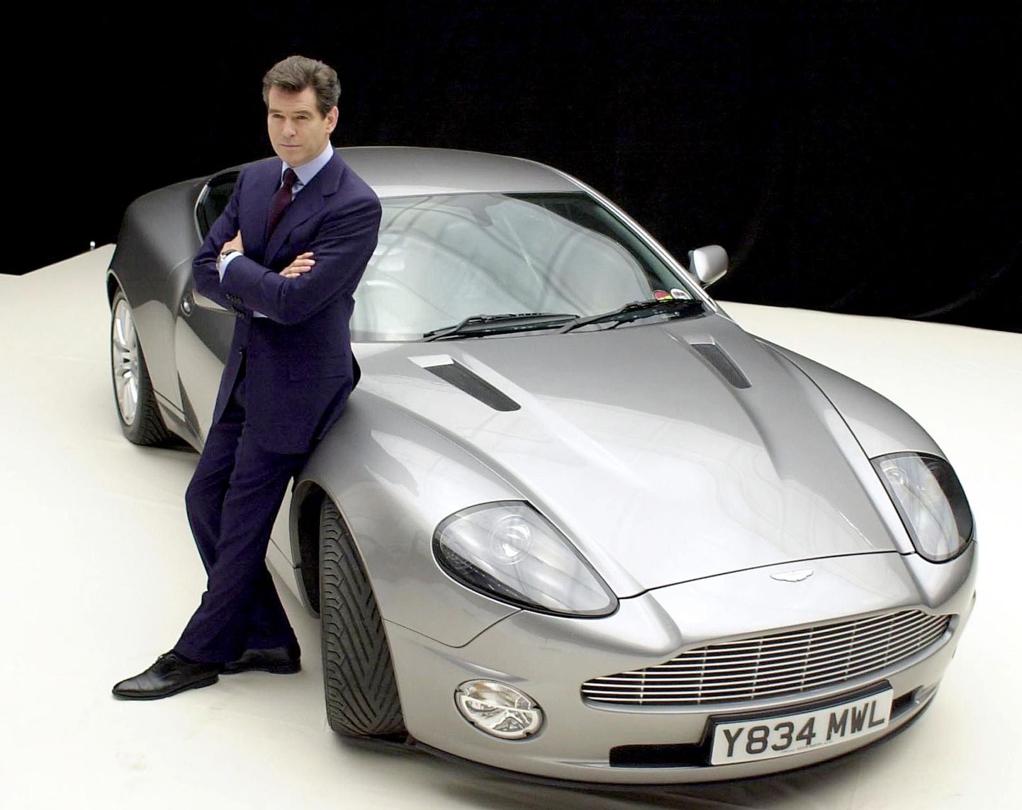 Endine Bondi-osatäitja Pierce Brosnan ja filmisaagast tuntud automark Aston Martin