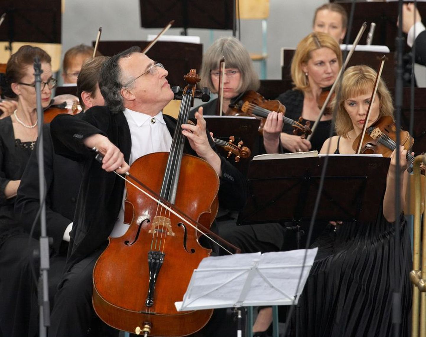 Briti tipptšellisti Raphael Wallfi­schi esitatud Artur Kapi prelüüd tšellole ja orkestrile oli üks kontserdi tipphetki.