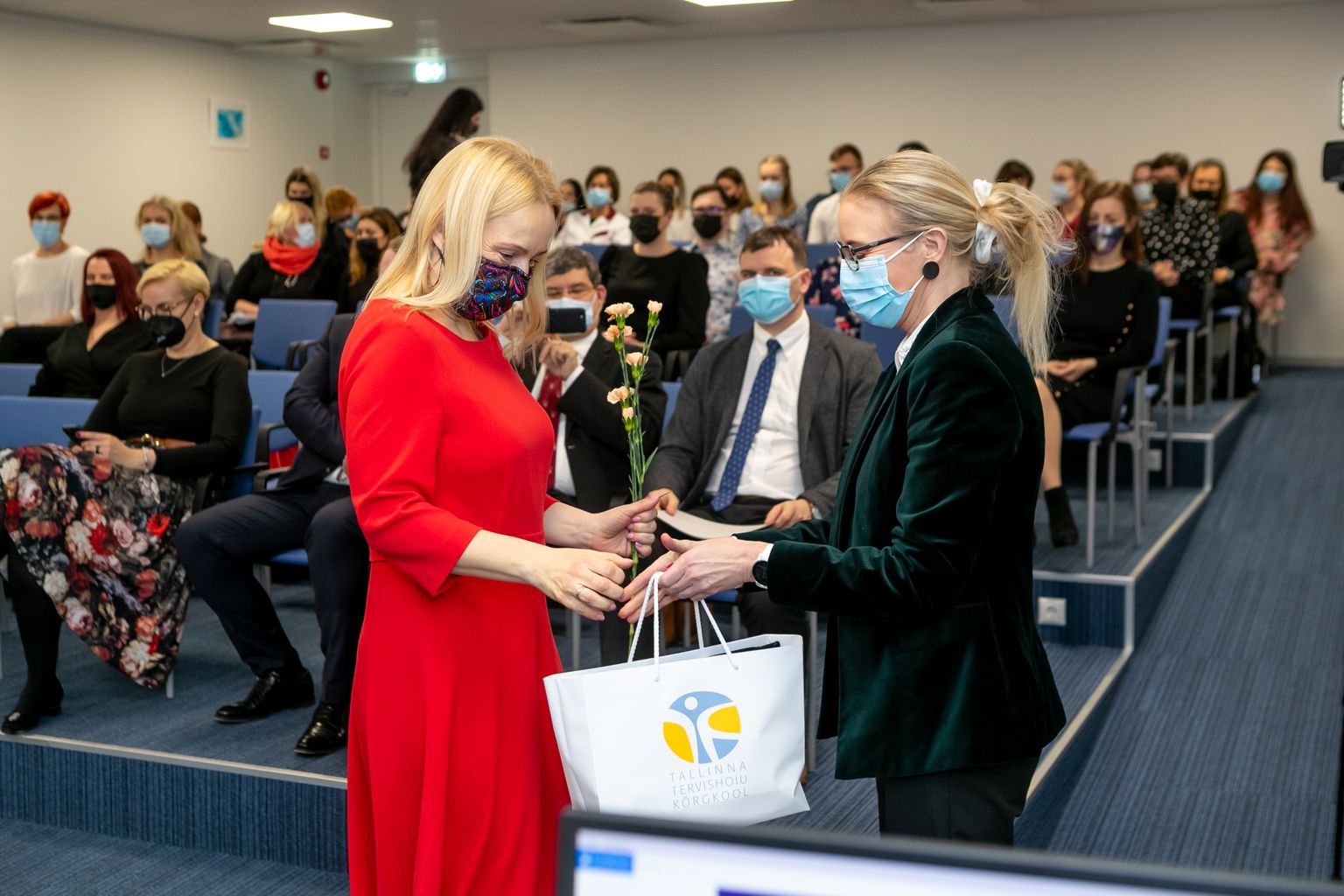 HEAD KOOLITEED! Kingituse Tallinna tervishoiu kõrgkooli poolt ja lilled võtab õenduse õppekava juhilt Jandra Ristikivilt vastu tudeng Anne-Ly Kasemaa (vasakul).
