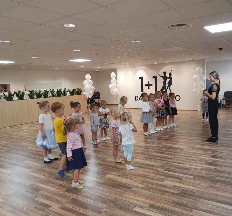 С каждым годом уровень бальных танцев становится выше, к малышам выдвигается больше требований: уже недостаточно просто держать руки, надо показывать работу всего тела.