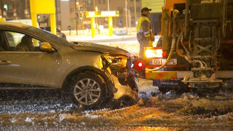 Фото и видео: в Таллинне легковой автомобиль столкнулся со снегоуборочной машиной