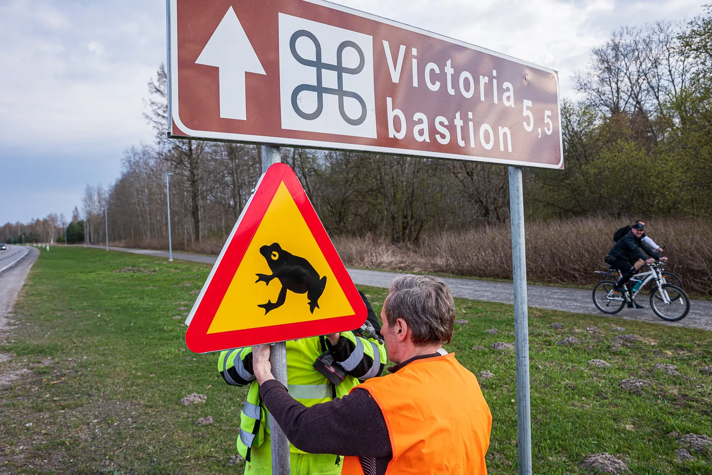 Narva linnaserva paigaldatud liiklusmärgid kutsuvad autojuhte märkama konni sõiduteel.