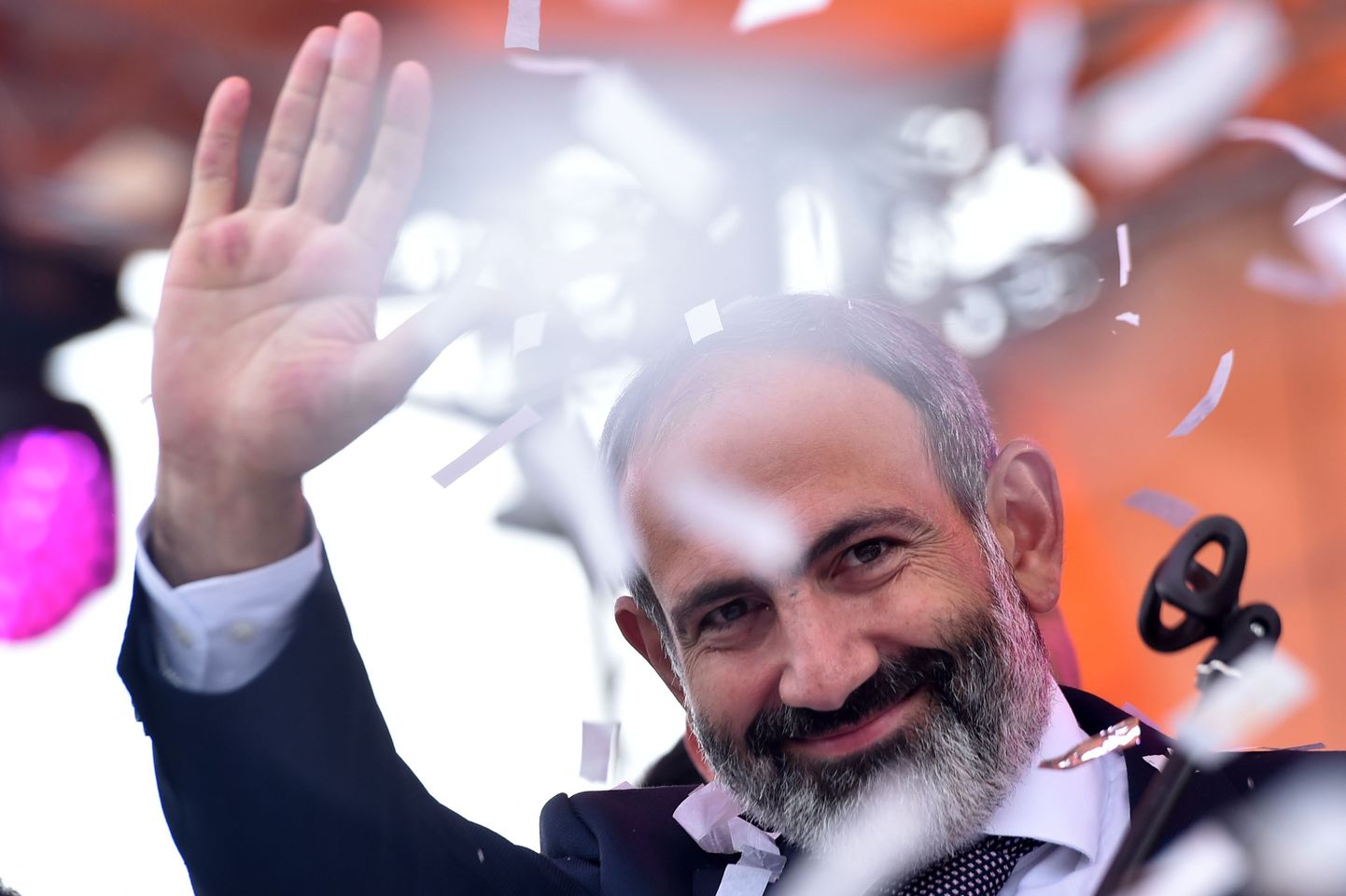 Armeenia opositsiooniliider Nikol Pašinjan võtmas pärast peaministriks valimist vastu oma toetajate õnnesoove Jerevani kesklinnas Vabariigi väljakul.