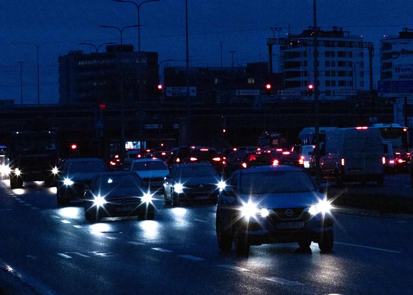 Reformierakond soovib seadusega motiveerida Eesti hoovides ja mujal olevat 220 000 auto suurust jõude seisvat autoparki vähendama.