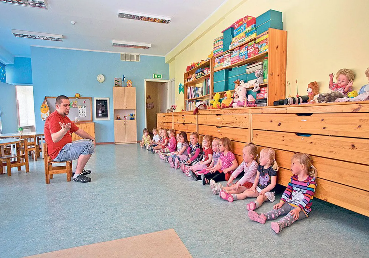 Siin toimub instruktaaž! Raido Parve, kes on lõpetanud Tartu Ülikooli koolieelse lasteasutuse õpetaja eriala (tal on magistrikraad), seletab hoolealustele, mis neid päeval ees ootab.