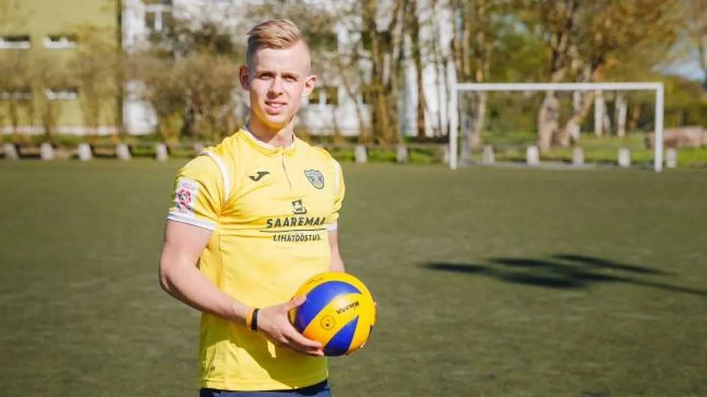 Alari Saar poseerimas Kuressaare jalgpalliklubi särgis võrkpalliga.