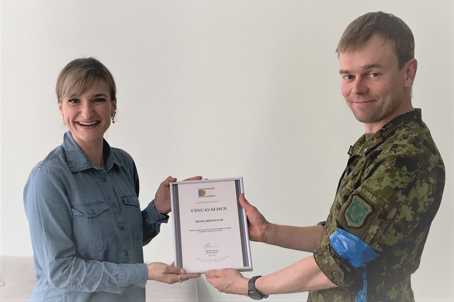 Tunnustuse Mariia Medvichukile andis üle  leitnant Janno Isat.