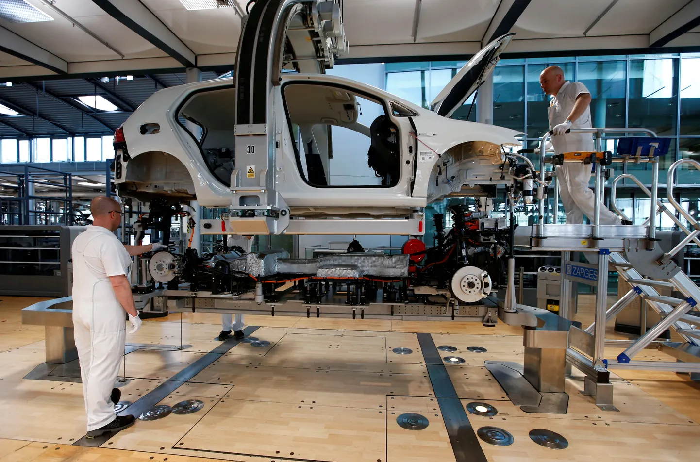 Рабочие заняты сборкой Volkswagen e-Golf.