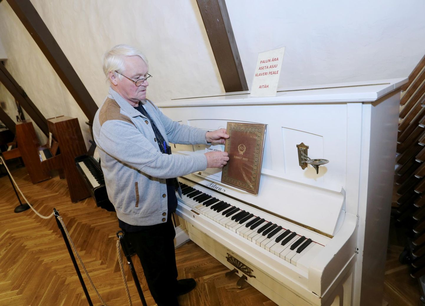 Klaverimuuseumi eestvedaja Alo Põldmäe. Foto on tehtud Eesti klaverimuuseumi Luunja filiaalis, kui see sai väärtusliku kingituse Andreas Hiisilt.