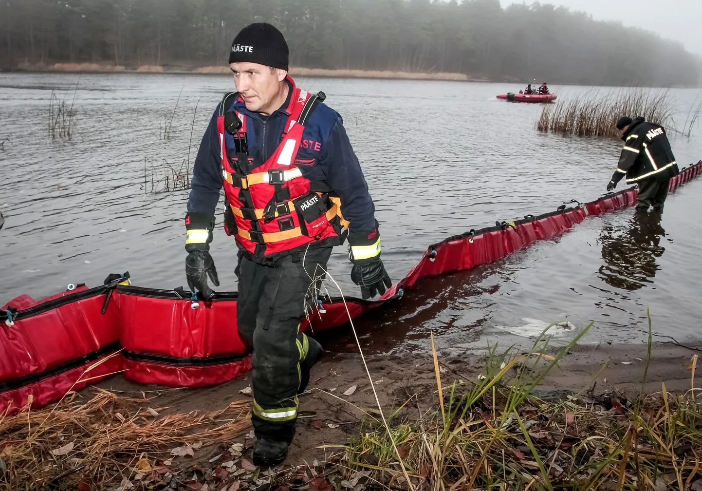 Päästjad panid õppuse käigus Pärnu jõele üles õlipüüdja.