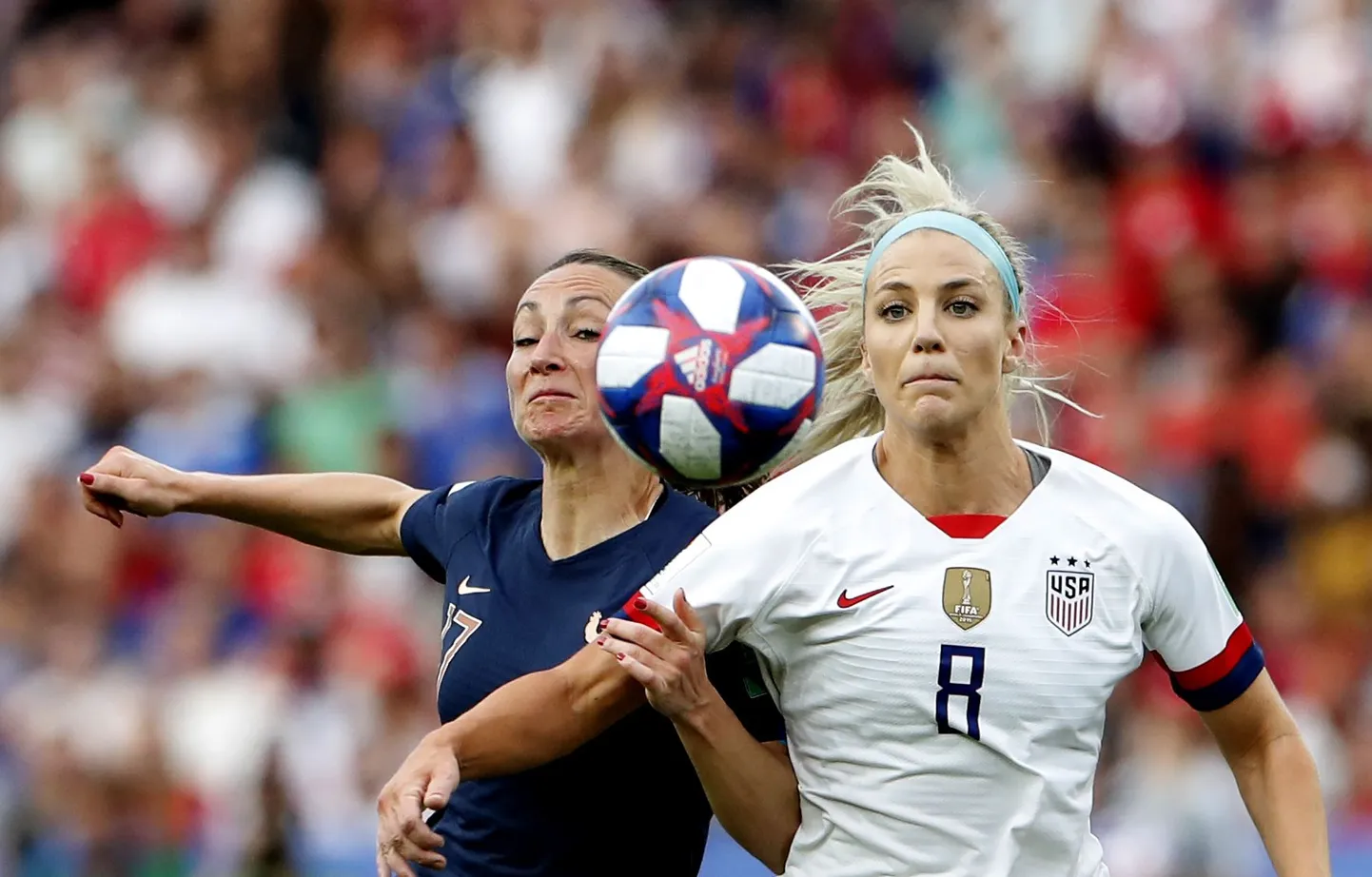 USA naiskonna mänguvorm (paremal) purustab müügirekordeid.