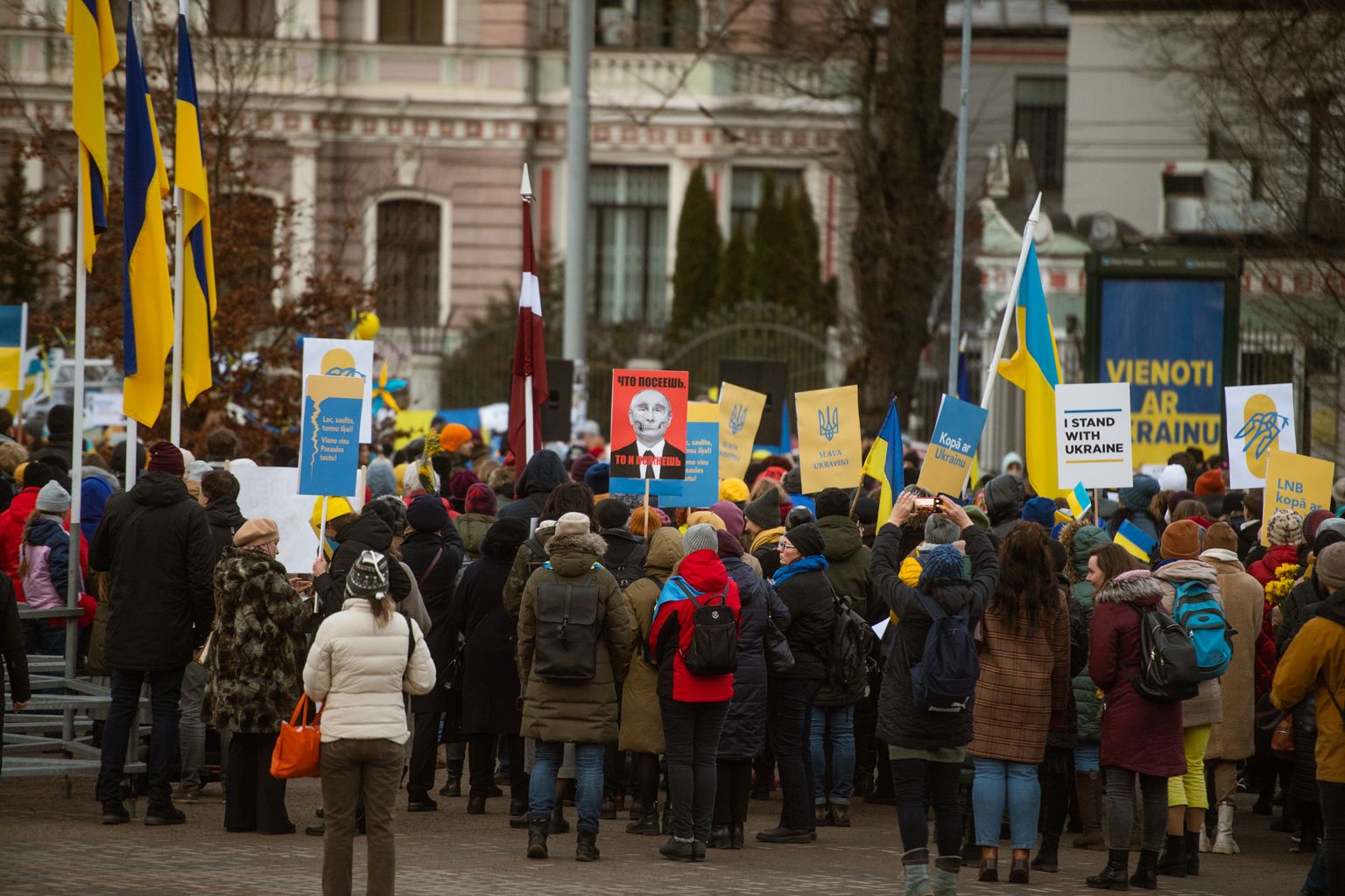 Protests pie Krievijas vēstniecības Latvijā.