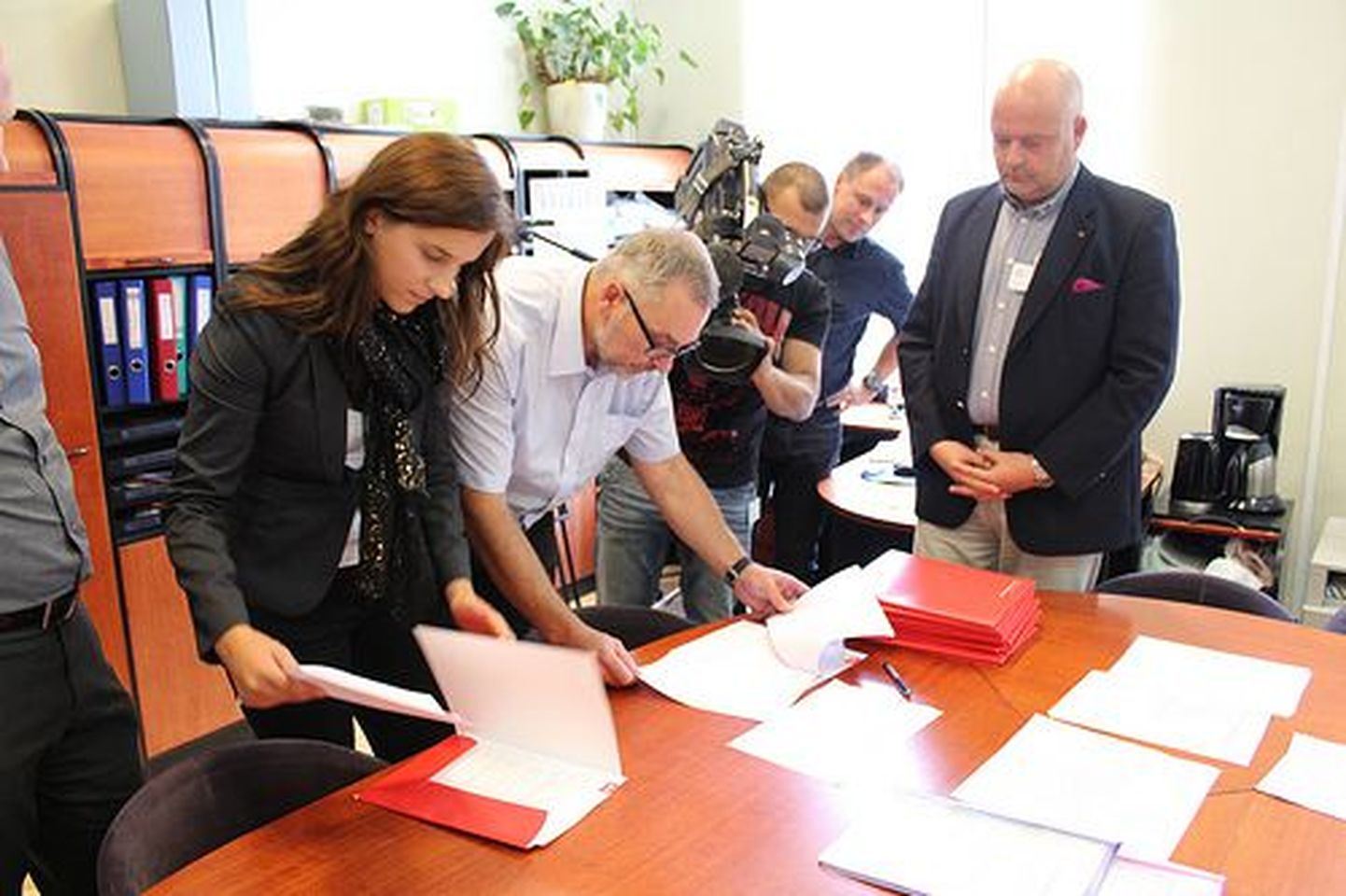 Sotsiaaldemokraadid oma Tallinna valimisnimekirja üle andmas.