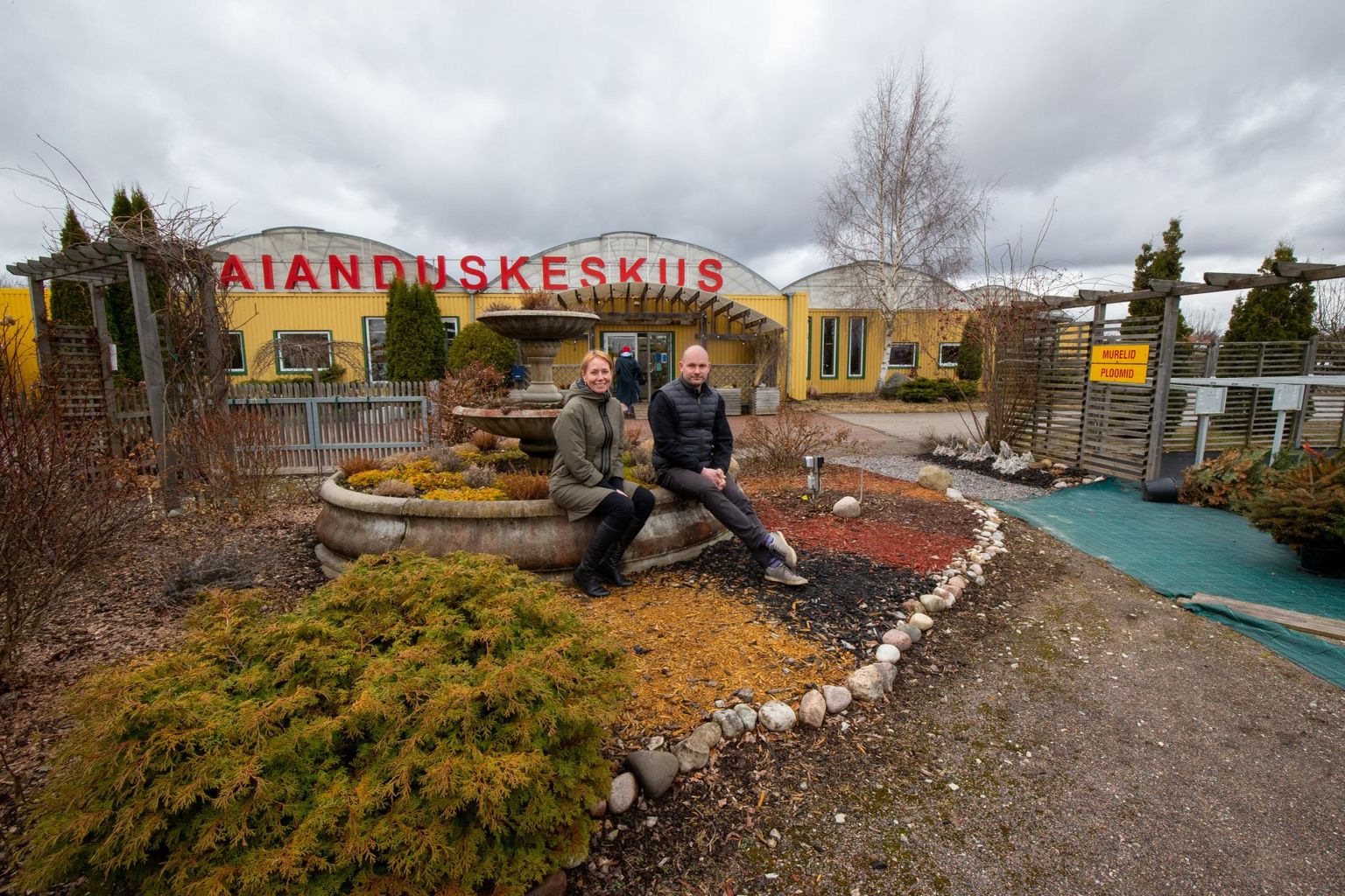 Juhani Puukool ostis ära Jardini aianduskeskuse.
Pildil vasakult Juhani Puukooli müügiarendusjuht Ülle Soonpuu ja tegevjuht Andres Agan.