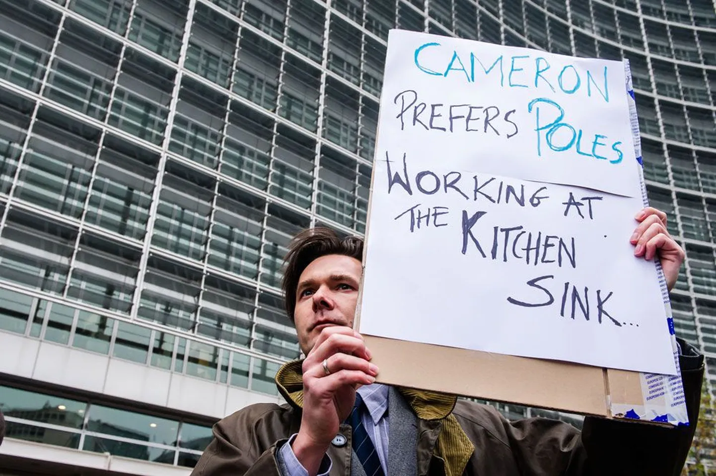 Eile toimus Brüsselis ülemkogu eel solidaarsust ehk Eesti-suguseid riike toetav meeleavaldus. Pildil olev plakat meeleavaldaja käes teatab viitega Briti peaministrile David Cameronile: «Cameron eelistab, kui poolakad töötavad kraanikausi kohal.»