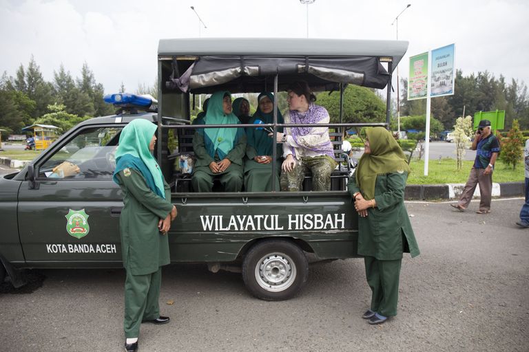 Šariaadi politsei koosseisus loodud ainult naistest koosnev patrullüksus, kelle ülesandeks on muuhulgas tagada, et Banda Acehi moslemi mehed iga reede ikka mošees käiksid.