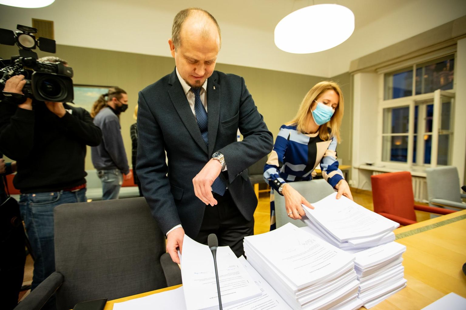 Kaja Kallas (paremal) viis rahvahääletuse eelnõu muudatusettepanekud põhiseaduskomisjoni. Vasakul Anti Poolamets
