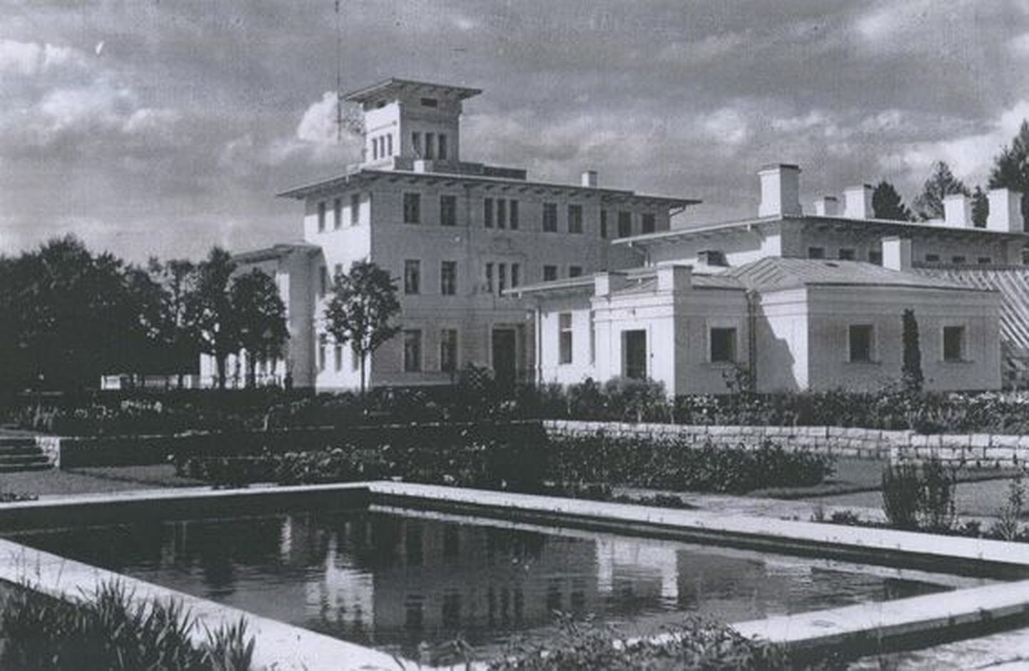 Toila Oru lossis oli 1930ndate teises pooles president Pätsi suveresidents, mis aga Teises maailmasõjas hävitati.