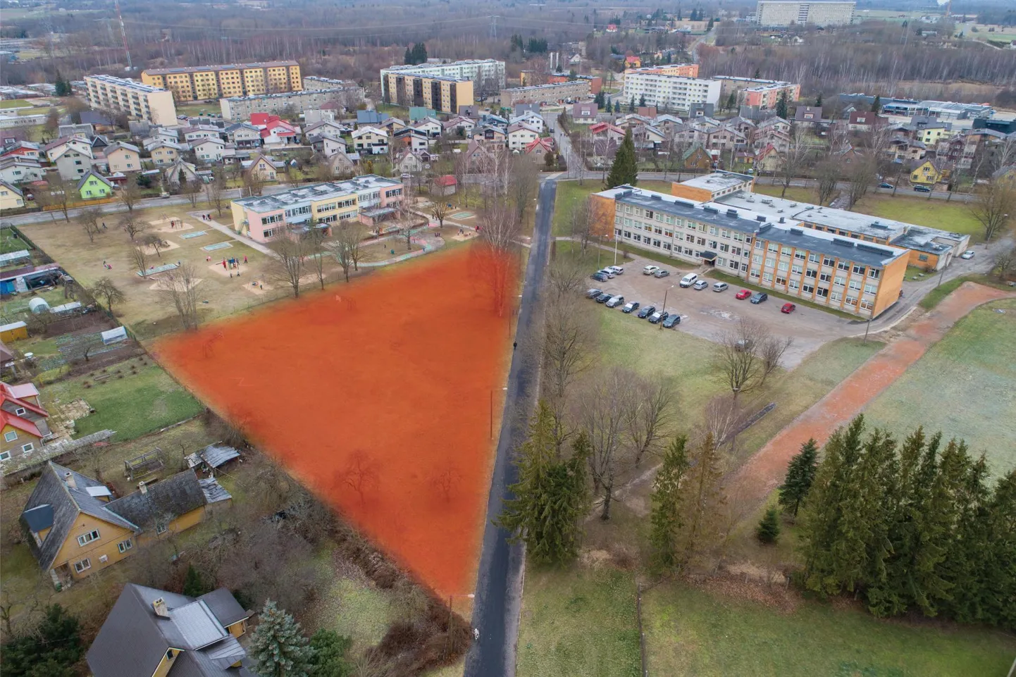 Karlssoni lasteaed jääb jalakäijate teest vasakule ja Kaare kool paremale. Tõenäoliselt kerkib paari aasta pärast uus lasteaed praeguse muruplatsi koha peale, mis on märgitud punase kolmnurgaga.
