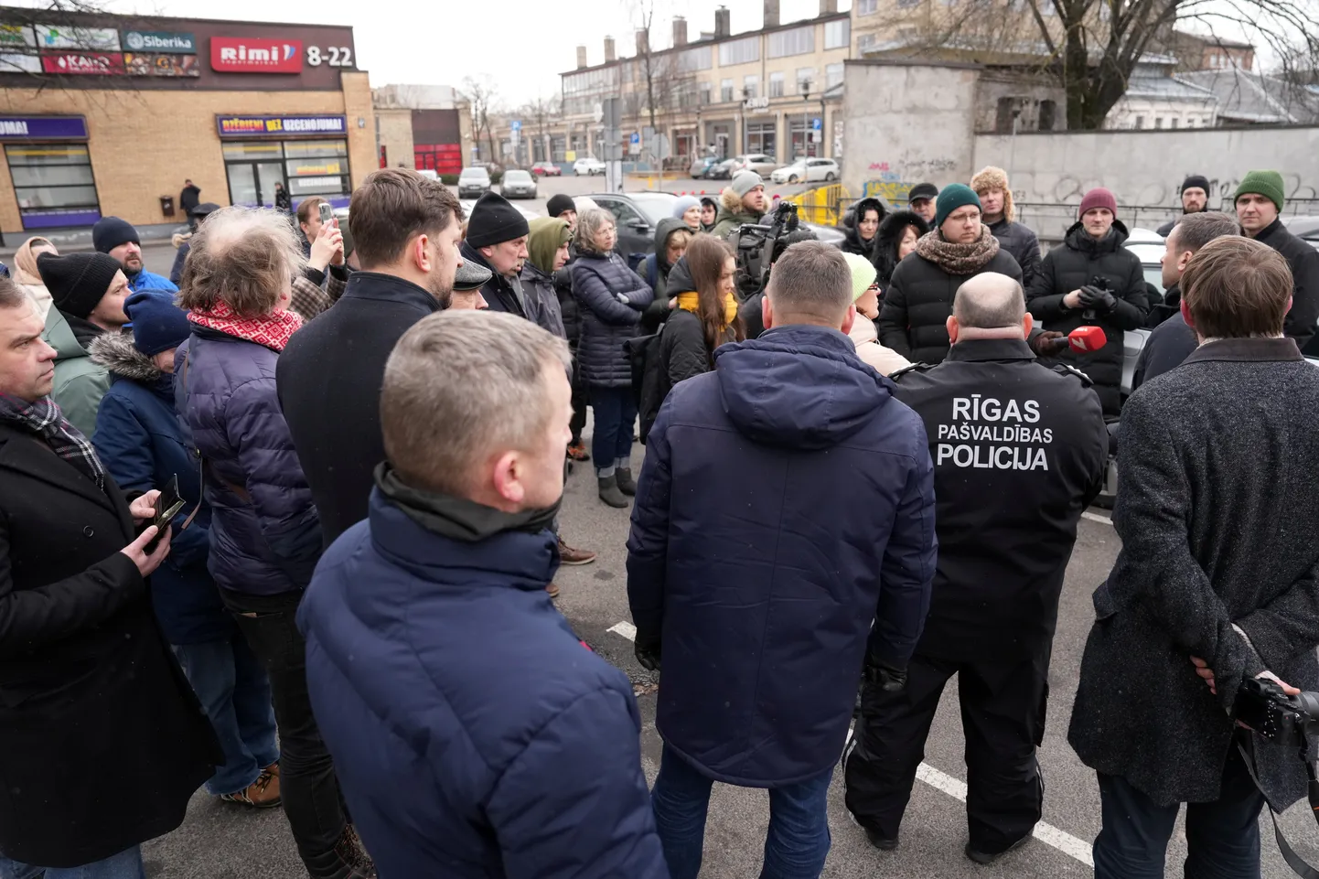 Rīgas mērs Mārtiņš Staķis rīko preses konferenci pie ēkas Krišjāņa Valdemāra ielā, kuras sienā izveidojušās plaisas
