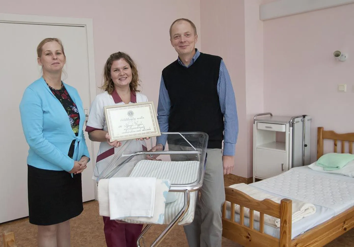 Ravimifirma Gedeon Richter esindaja Astrid Oolberg ja LC Viljandi Fellini klubi president Jaanus Heile andsid Viljandi haiglale sümboolse tšeki, millega sünnitusosakond saab uued beebivoodid. Tšekki hoiab haigla vanemämmaemand Esta Vahtra.