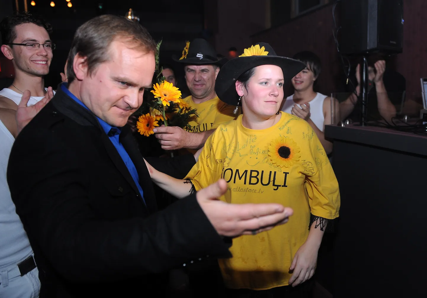 Grupas "Kombuļi" soliste Inese Cibuļska un mūziķis, producents Guntars Račs piedalās albuma "Dzīvo tā!" prezentācijas pasākumā bārā "Kefīrs".