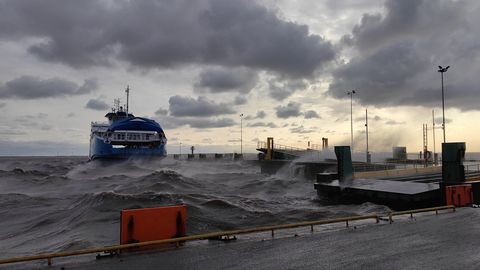FOTOD JA VIDEO ⟩ Parvlaev Tõll jätkab tormi trotsides sõitmist
