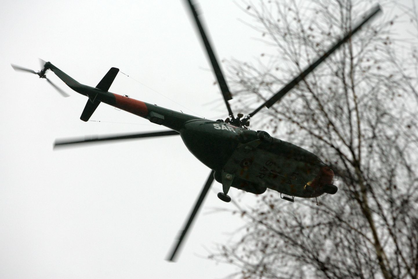 Armijas helikopters virs Jūrmalas šosejas.
