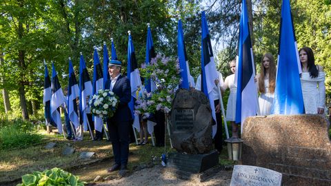 GALERII ⟩ Eesti lipu päeval käidi Viljandis esimese lipu õmbleja haual austust avaldamas