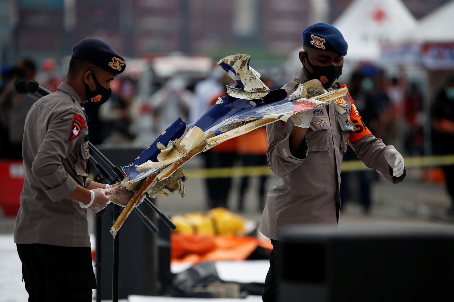 Indoneesias leiti pärast õnnetust merest lennukiosi ja inimsäilmeid.