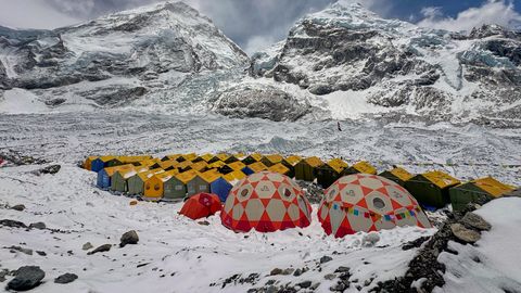 Rekordliels skaits alpīnistu uzkāpuši Everestā vienā dienā