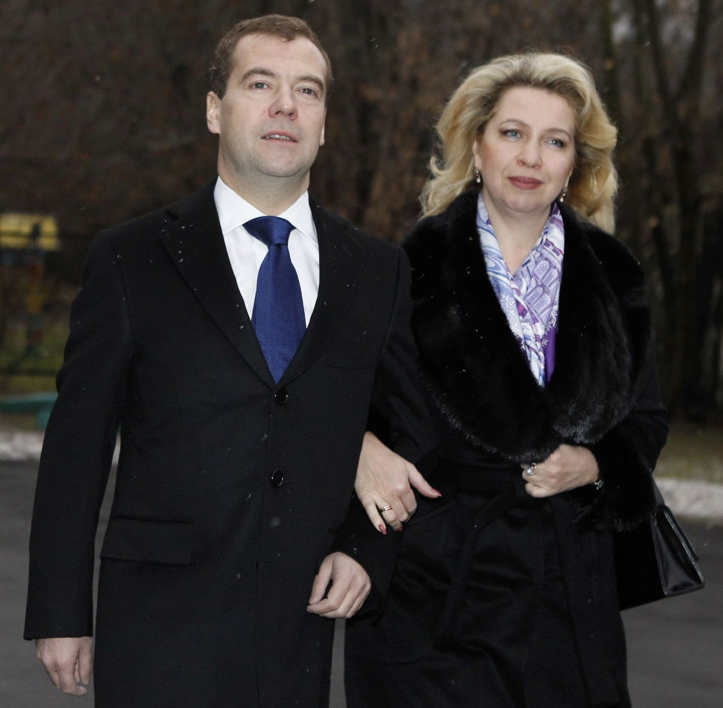 Дмитрий Медведев с супругой Светланой идут на избирательный участок.