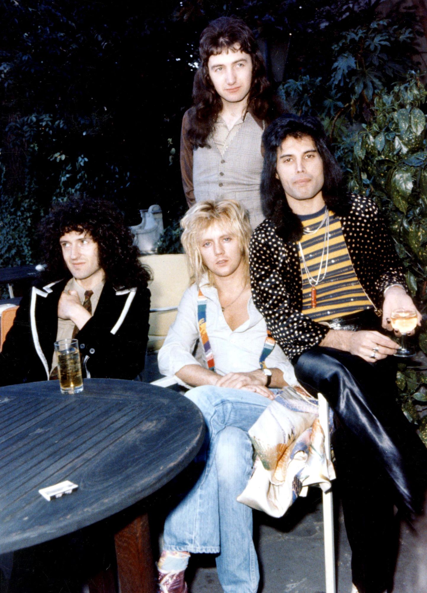Ansambel Queen 1976. aastal: vasakult Brian May, Roger Taylor, John Deacon (seisab) ja Freddie Mercury.