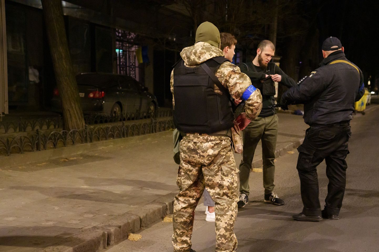 Ukraina sadamalinna Odessa öised patrullid kontrollimas dokumente ja  küsitlemas inimesi. Odessas kahtlustatakse Vene agentide sisseimbumist. Foto on tehtud 28. märtsil 2022