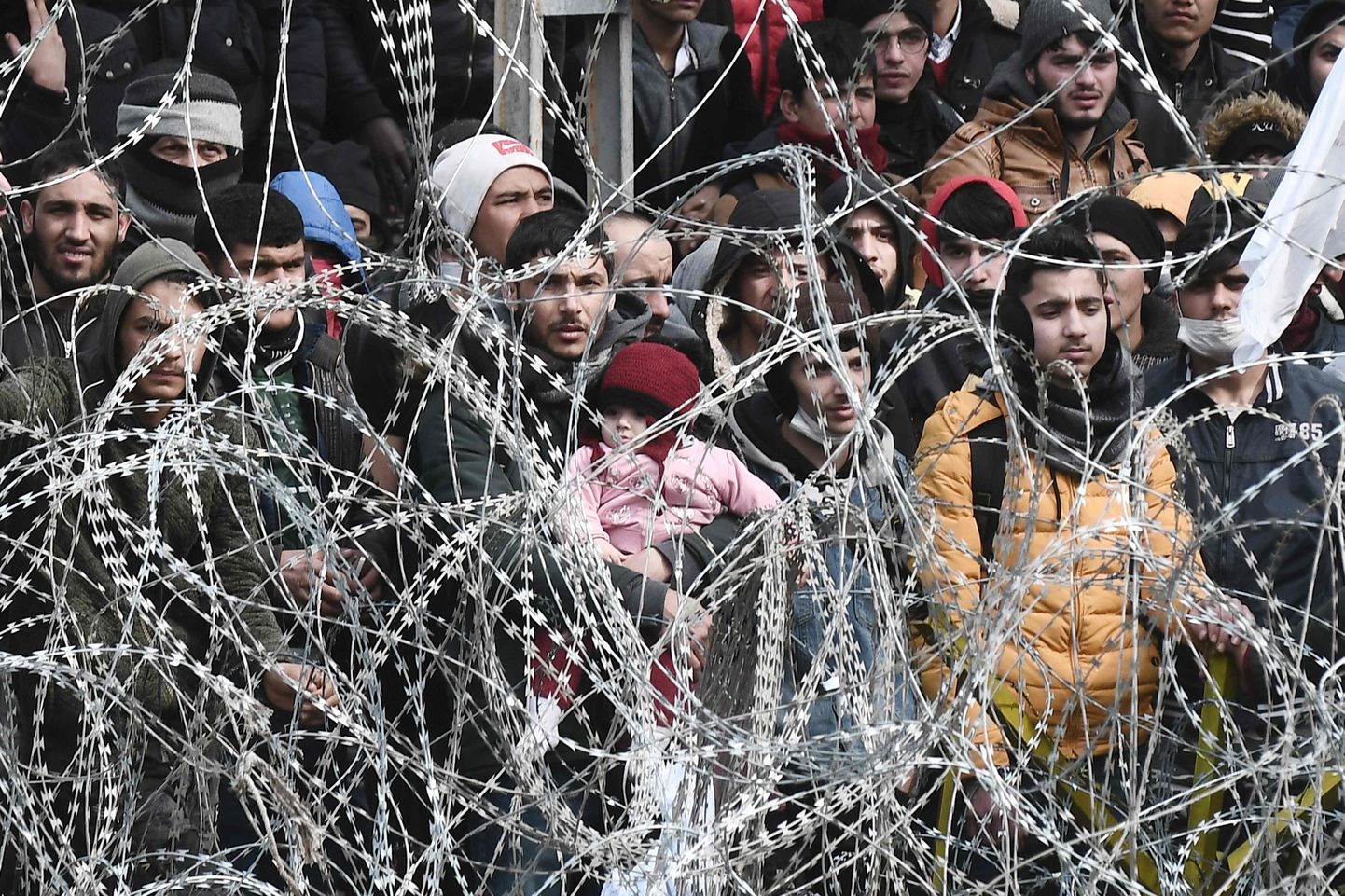 Türgi poolel Pazarkules olevad põgenikud üritavad pääseda Kreeka poolele Kastaniesi