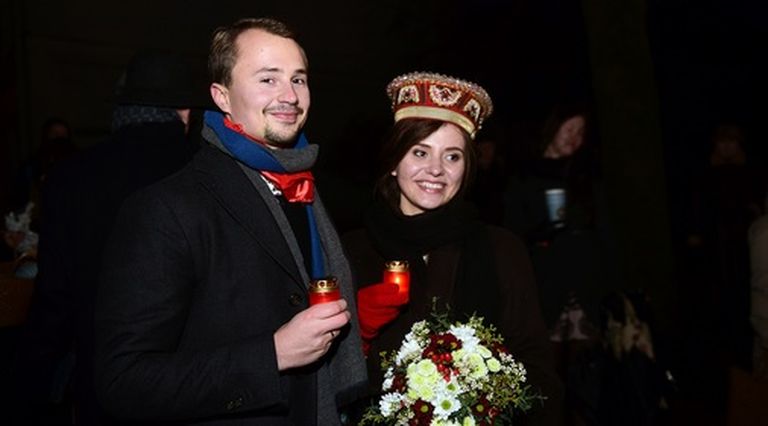Pie Rīgas pils mūra svecītes noliek jaunlaulātie 