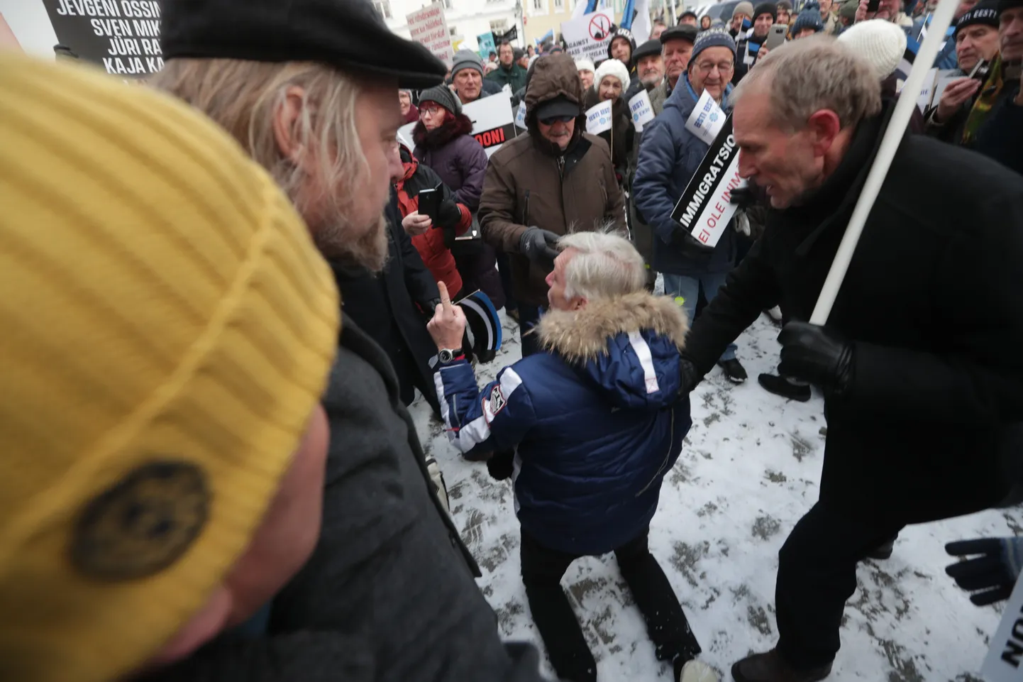 EKRE pikett riigikogu ees läks vägivaldseks, kui lavale läinud Indrek Tarand mikrofoni enda kätte haaras.