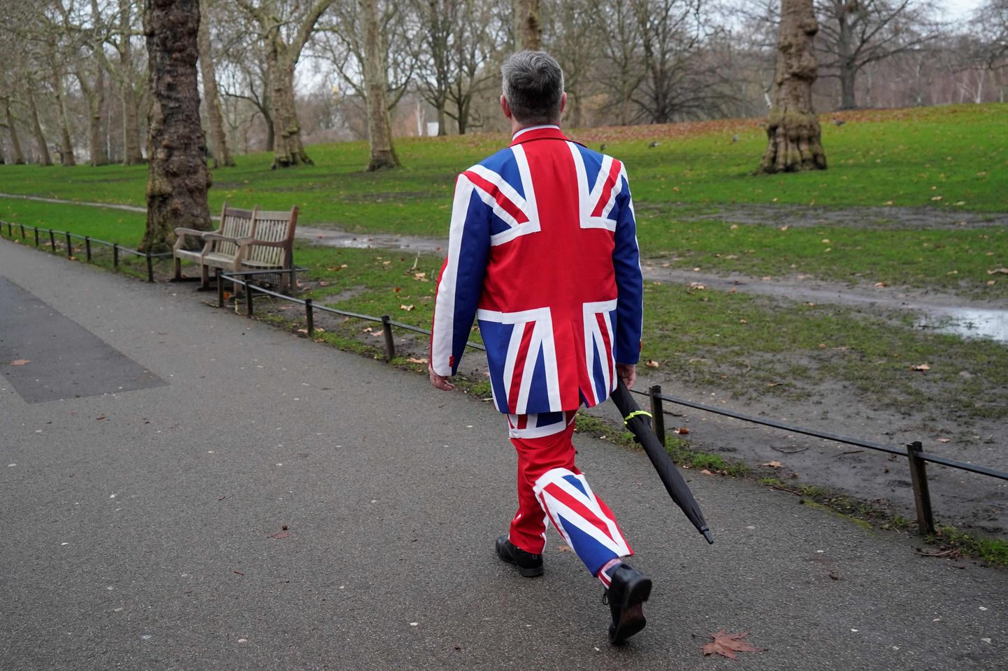 Ühendkuningriigi lipu mustris ülikonnaga mees jalutamas täna hommikul Londonis.