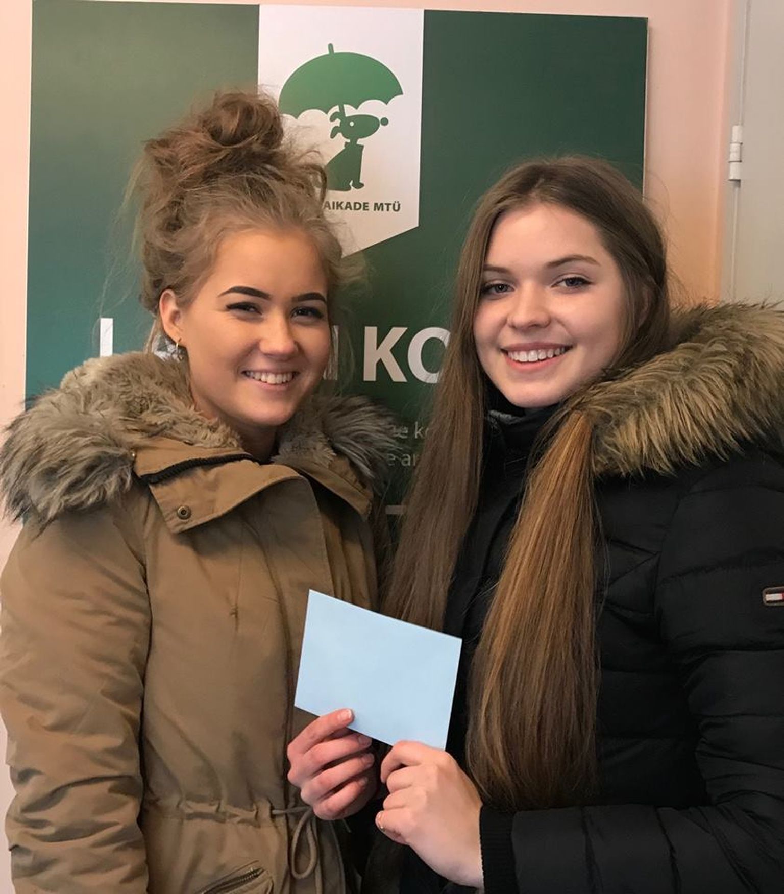 Pärnu Koidula gümnaasiumi 11. klassi õpilased Kristin ja Johanna andsid Pärnu loomade varjupaigale üle annetuse.